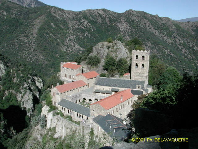 Eglises - Août 2001. Abbaye St Martin du Canigou à Casteil (66).
