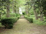 Paysages - Avril 2004. Une allée d'un jardin dans une maison du côté de Cergy (95).