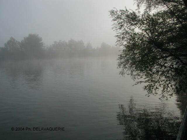 Paysages - Avril 2004. Un matin brumeux sur l'oise près de Cergy (95).