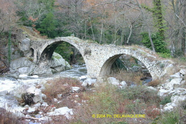 Paysages - Décembre 2004. Un petit pont de pierre dans les pyrénées orientales (66).