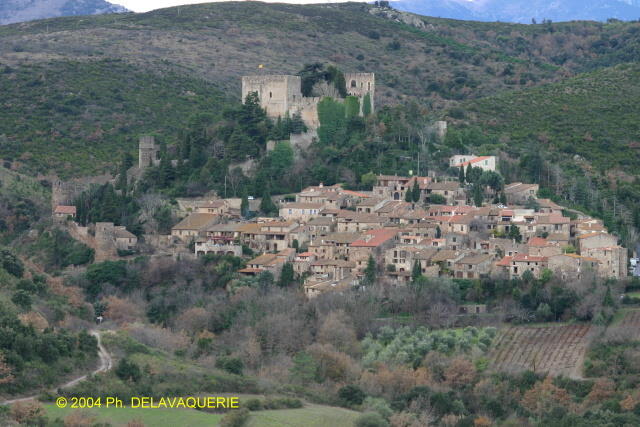 Paysages - Décembre 2004. Le village de Castelnou (66).