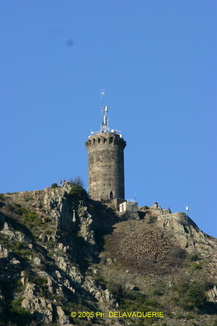Paysages - Janvier 2005. Une tour sur les hauteurs de Banyuls (66).