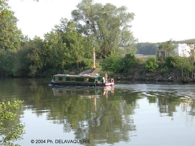 Bateaux - Mai 2004. Un bateau sur l'oise près de Cergy (95).