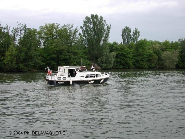 Bateaux - Juin 2004. Un bateau sur l'oise près de Cergy (95).