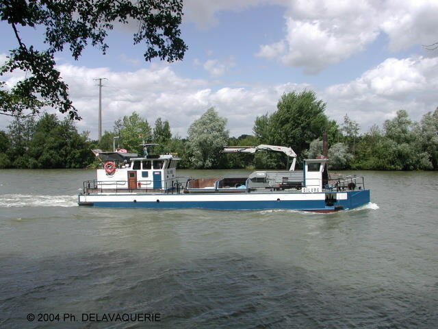 Bateaux - Juin 2004. Un bateau de nettoyage sur l'oise près de Cergy (95).