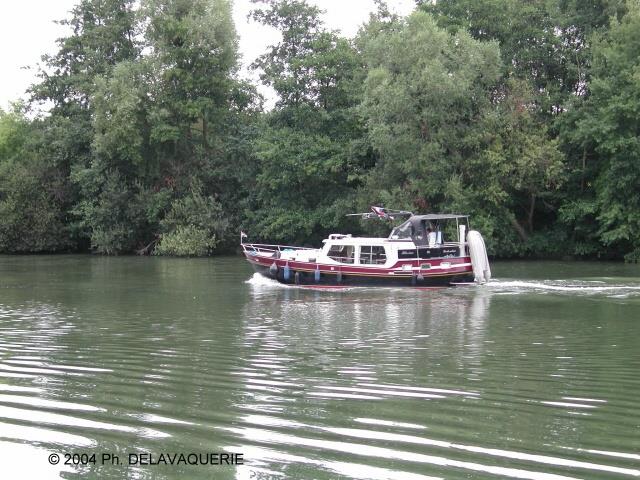 Bateaux - Juillet 2004. Un bateau sur l'oise près de Cergy (95).