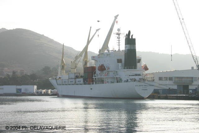 Bateaux - Décembre 2004. Un cargo à Port Vendre (66).