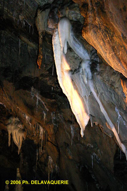 Grotte des grandes canalettes - Salle du balcon : draperie.