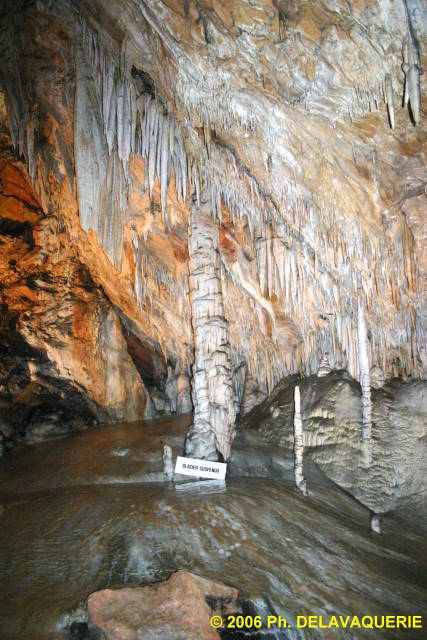 Grotte des grandes canalettes - Salle d'Ankgor : le glacie suspendu.