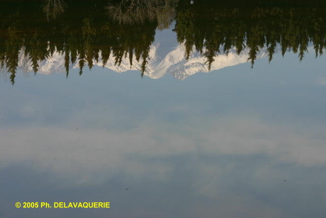 Canigou - Avril 2005. Le massif du Canigou en reflet sur le lac de Millas(66).