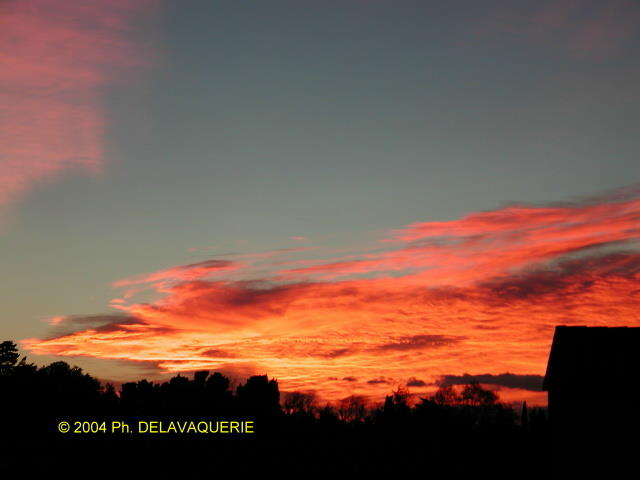Ciel - Novembre 2004. Les nuages au lever du soleil sur Millas (66).