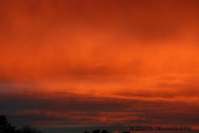Ciel - Décembre 2004. Les nuages au lever du soleil sur Millas (66).
