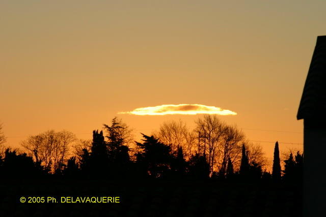 Ciel - Janvier 2005. Les nuages au lever du soleil sur Millas (66).