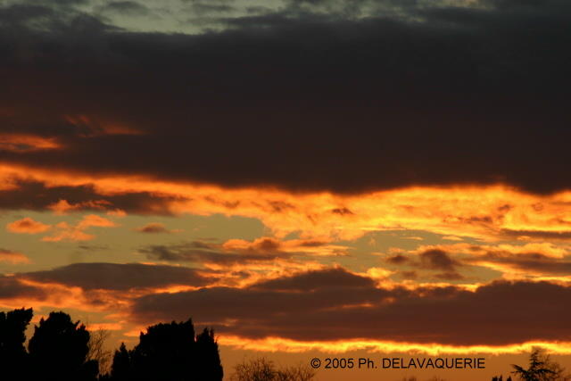 Ciel - Janvier 2005. Les nuages au lever du soleil sur Millas (66).
