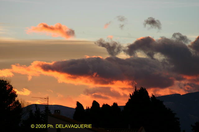 Ciel - Janvier 2005. Les nuages au coucher du soleil sur Millas (66).