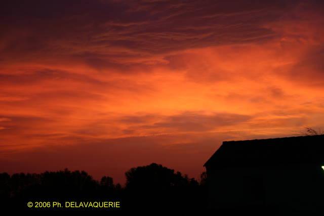 Ciel - Novembre 2006. Les nuages au lever du soleil sur Millas (66).