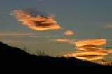 Ciel - Décembre 2004. Les nuages au coucher du soleil sur Millas (66).
