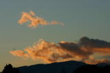 Ciel - Janvier 2005. Les nuages au coucher du soleil sur Millas (66).